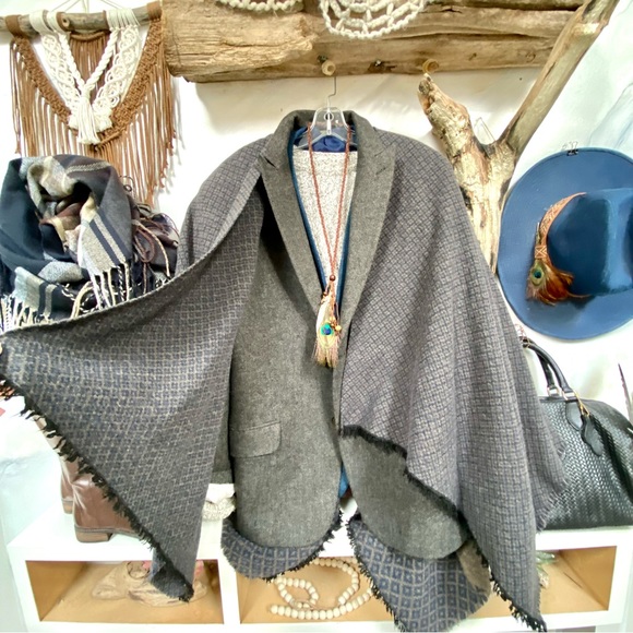 Made in Italy Wool Reversible boho cape/body wrap w western cottage core vibe - Picture 4 of 10
